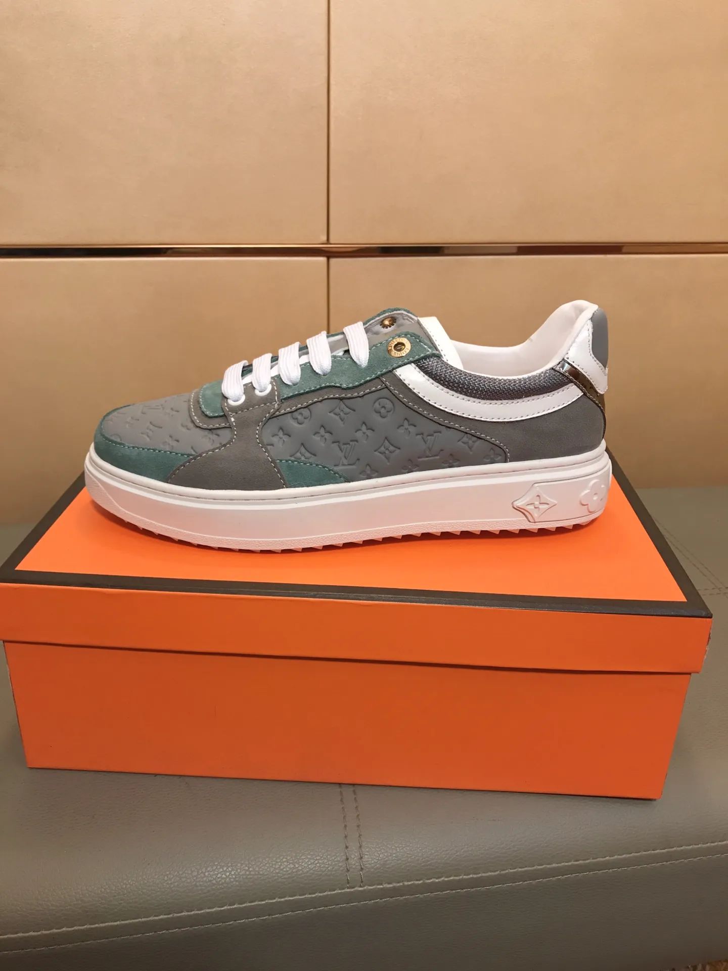 Ex-factory price 400 🔥🔥 New model on the market [LV Louis Vuitton] The latest high-quality men's casual shoes, European and American trends 🔰 Perfectly blend noble quality and fashionable texture 💋💋 The upper is made of imported cowhide + brand embossing, sheepskin lining, the overall fashion personality is set off to set off your uniqueness! Classic style, cool and stylish trendy male image🌹 38-44👣
